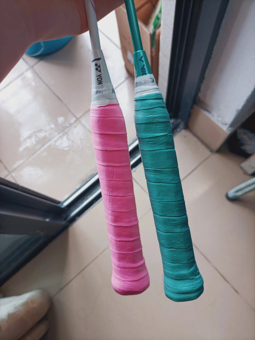 羽**球拍怎么缠手胶-儿童发球技巧：正确的手胶缠绕方法