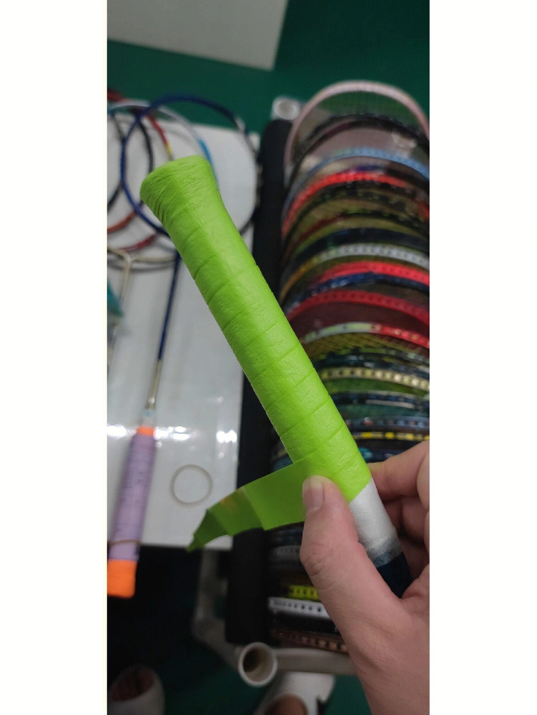 羽**球拍怎么缠手胶_如何缠绕羽毛球拍手胶_羽毛球球拍缠手胶