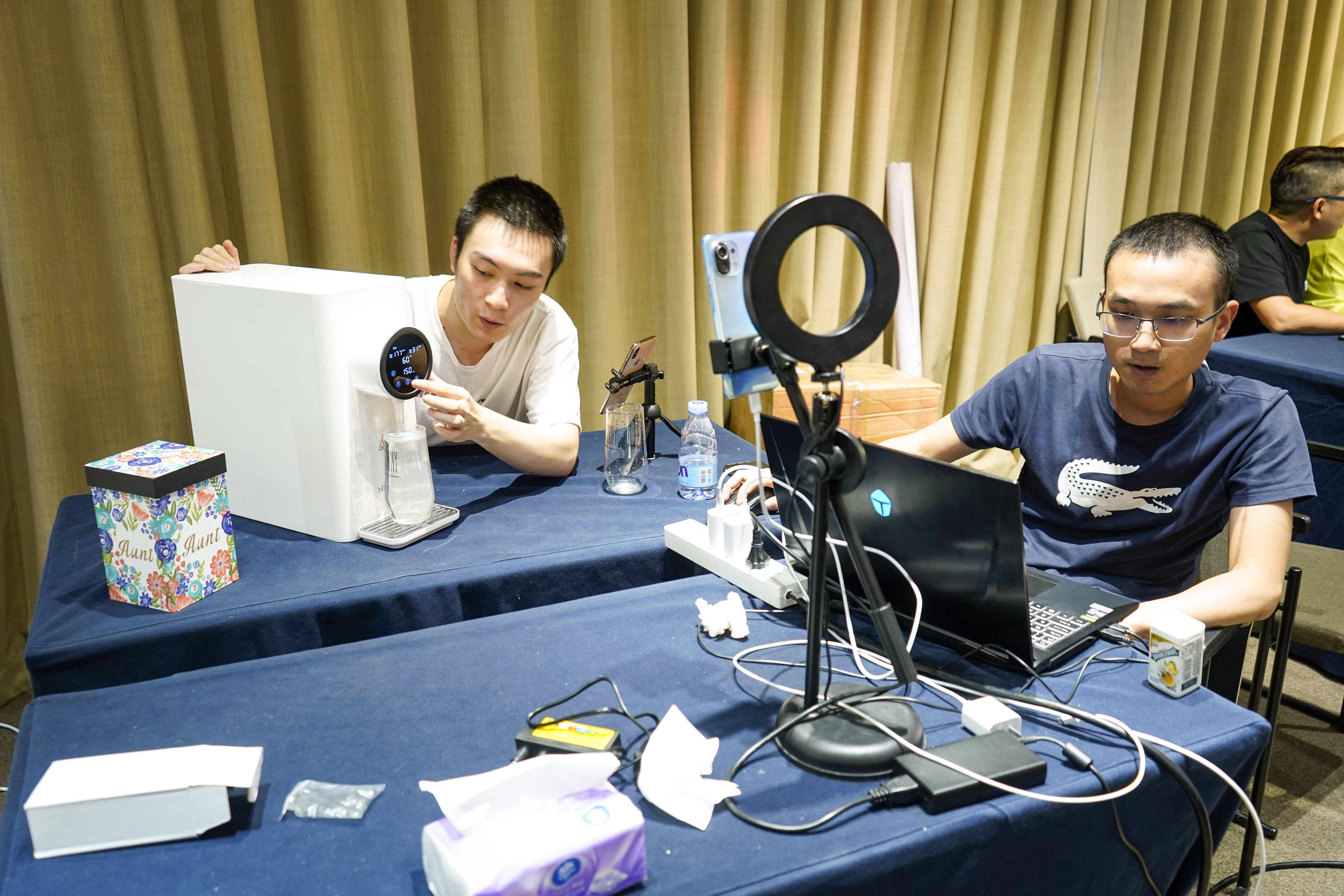 抖音直播做什么内容吸引人_如何做抖音直播_抖音直播做头像的软件叫什么